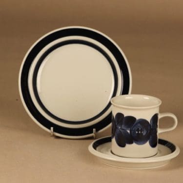 Arabia Anemone kahvikuppi ja lautaset (2), käsinmaalattu, suunnittelija Ulla Procope, käsinmaalattu