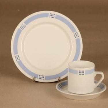 Arabia E kahvikuppi ja lautaset (2), sininen, suunnittelija Göran Bäck, abstrakti