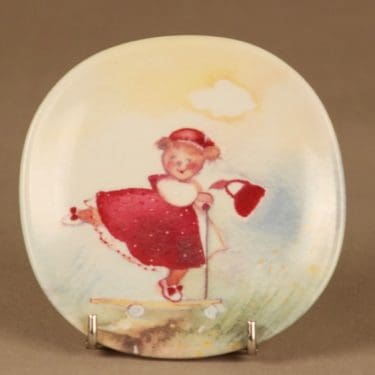 Arabia seinälautanen, Beata potkuttelee, suunnittelija Minna Immonen, Beata potkuttelee