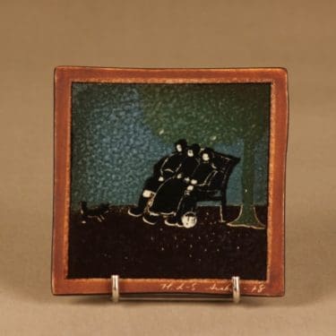 Arabia HLS seinälaatta, Mummot puistossa, suunnittelija Heljä Liukko-Sundström, Mummot puistossa, signeerattu