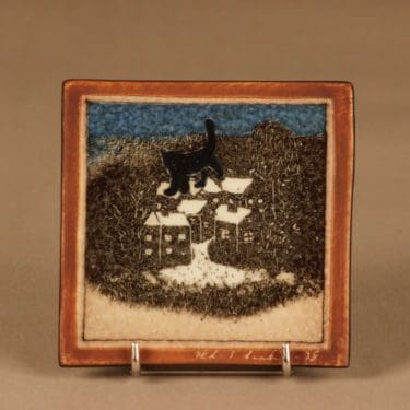 Arabia HLS seinälaatta, Kissa katolla, suunnittelija Heljä Liukko-Sundström, Kissa katolla, signeerattu