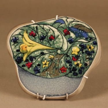 Arabia HLS seinälaatta, Lilja, suunnittelija Heljä Liukko-Sundström, Lilja