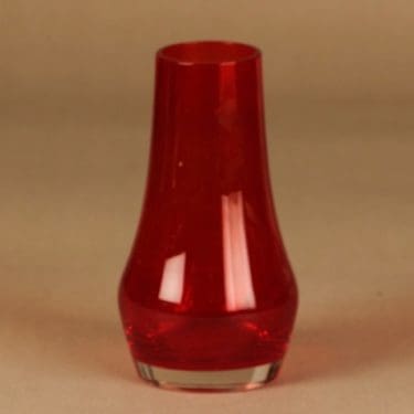 Riihimäen lasi Vuokko maljakko, punainen, suunnittelija Tamara Aladin,