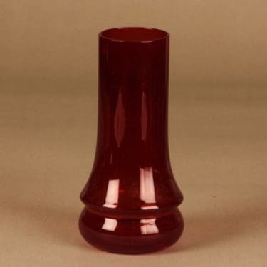 Riihimäen lasi Sirkka maljakko, punainen, suunnittelija Tamara Aladin,