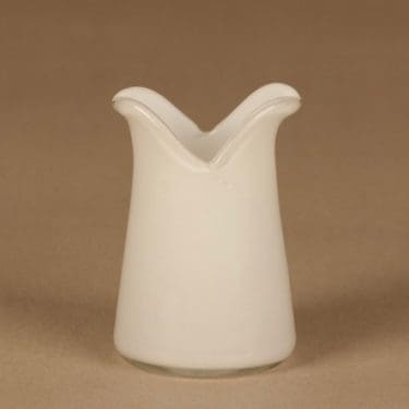 Riihimäen lasi Korvaton kermakko, valkoinen, kirkas, suunnittelija Nanny Still,