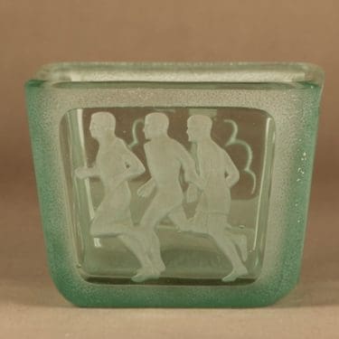 Riihimäen lasi Olympiamalja, vihreä, suunnittelija Antti Salmenlinna,