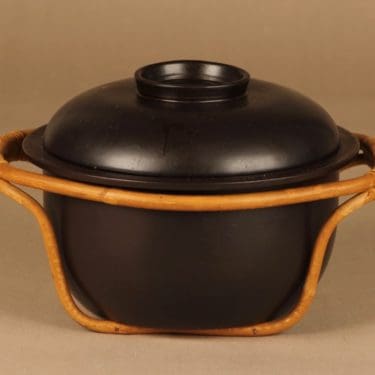 Arabia Kokki uunipata, rottinkitelineessä, suunnittelija Tapio Yli-Viikari, rottinkitelineessä