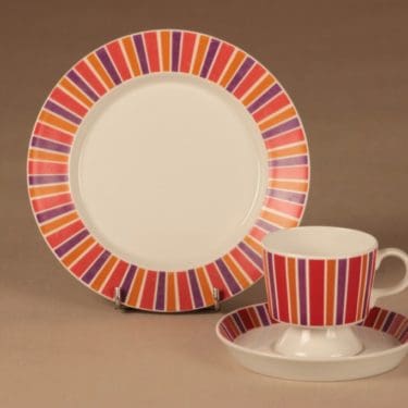 Arabia Venla kahvikuppi ja lautaset (2) suunnittelija Raija Uosikkinen