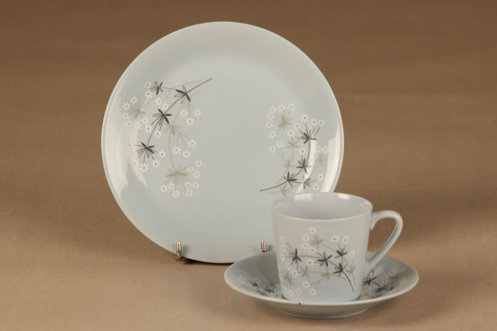 Arabia Lumikukka kahvikuppi ja lautaset(2), sininen, suunnittelija Raija Uosikkinen,