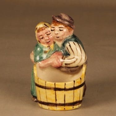 Kupittaan Savi figuuri, Matti ja Maija, suunnittelija Artturi Numminen, Matti ja Maija, signeerattu