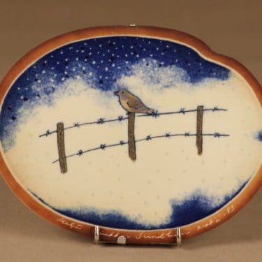 Arabia HLS seinätaulu, Varpunen, suunnittelija Heljä Liukko-Sundström, Varpunen, signeerattu