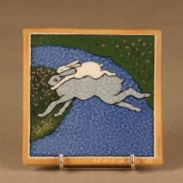 Arabia HLS seinätaulu, Yhdessä yli sinisen joen, suunnittelija Heljä Liukko-Sundström, Yhdessä yli sinisen joen, signeerattu