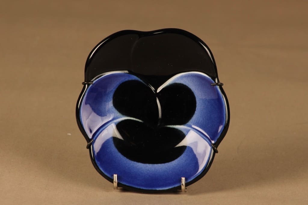 Arabia Viola seinäkoriste, sininen, musta, suunnittelija Birger Kaipiainen, kukka, käsinmaalattu