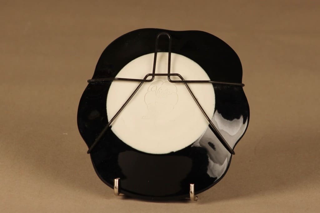 Arabia Viola seinäkoriste, sininen, musta, suunnittelija Birger Kaipiainen, kukka, käsinmaalattu kuva 2