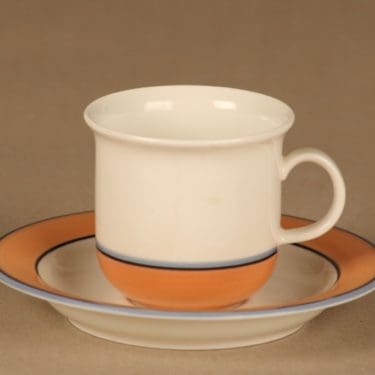 Arabia Aprikos kahvikuppi, oranssi, sininen, musta, suunnittelija Inkeri Leivo, raitakoriste