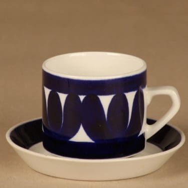 Arabia Sotka teekuppi, käsinmaalattu, suunnittelija Raija Uosikkinen, käsinmaalattu