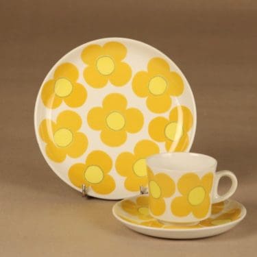 Arabia Aurinko kahvikuppi ja lautaset(2), keltainen, suunnittelija Esteri Tomula, kukka, serikuva