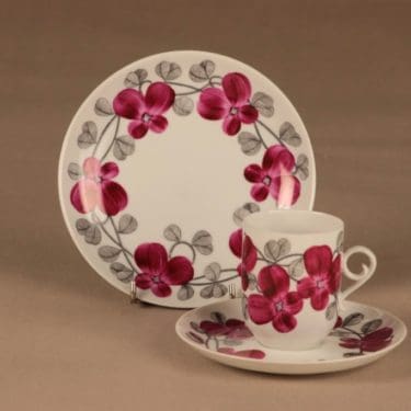 Arabia Irina kahvikuppi ja lautaset(2), käsinmaalattu, suunnittelija Esteri Tomula, käsinmaalattu