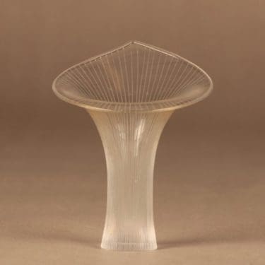 Iittala Viivahiottu taidelasi, Kantarelli, suunnittelija Tapio Wirkkala, Kantarelli, signeerattu