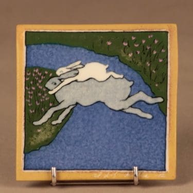 Arabia HLS seinälaatta, Yhdessä yli sinisen joen, suunnittelija Heljä Liukko-Sundström, Yhdessä yli sinisen joen, signeerattu