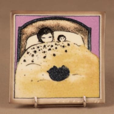 Arabia HLS seinälaatta, Sisarukset nukkumassa, suunnittelija Heljä Liukko-Sundström, Sisarukset nukkumassa, signeerattu