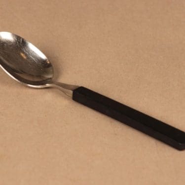 Fiskars Triennale lusikka, musta, teräs, suunnittelija Bertel Gadberg,