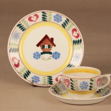 Arabia Pirtti kahvikuppi ja lautaset(2), käsinmaalattu, suunnittelija Svea Granlund, käsinmaalattu