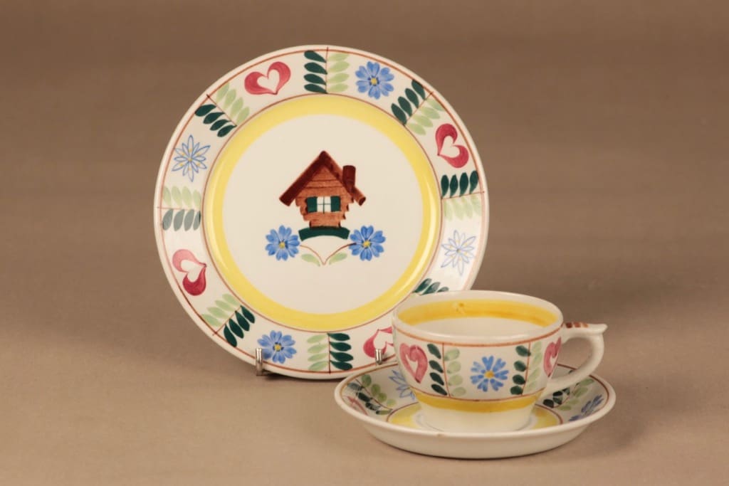 Arabia Pirtti kahvikuppi ja lautaset(2), käsinmaalattu, suunnittelija Svea Granlund, käsinmaalattu