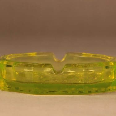 Riihimäen lasi Stella Polaris tuhka-astia, keltainen, suunnittelija Nanny Still,