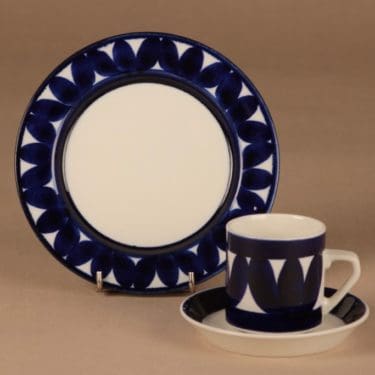 Arabia Sotka kahvikuppi ja lautaset(2), käsinmaalattu, suunnittelija Raija Uosikkinen, käsinmaalattu