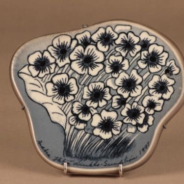 Arabia HLS seinälaatta, Mustat silmät, suunnittelija Heljä Liukko-Sundström, Mustat silmät, kukka, serikuva