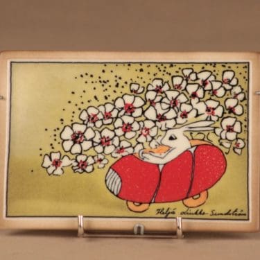 Arabia HLS seinälaatta, Pääsiäisajelulla, suunnittelija Heljä Liukko-Sundström, Pääsiäisajelulla, pupu, auto