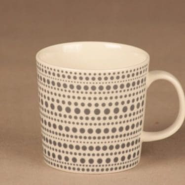 Arabia Kulku muki, harmaa, suunnittelija Oiva Toikka, sesonkituote