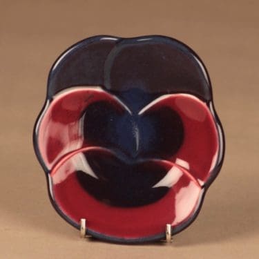 Arabia Violetta koristelautanen,, suunnittelija Birger Kaipiainen, , kukka