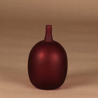 Nuutajärvi Mansikkapaikka koristepullo, signeerattu, suunnittelija Oiva Toikka, signeerattu