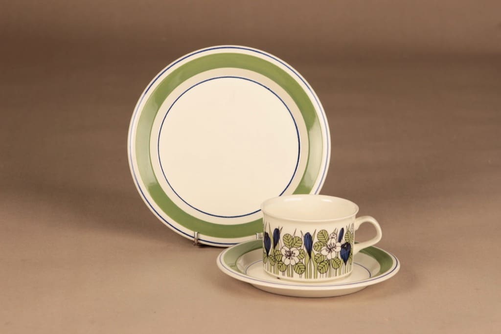 Arabia Krokus teekuppi ja lautaset(2), vihreä, sininen, suunnittelija Esteri Tomula, serikuva, kukka