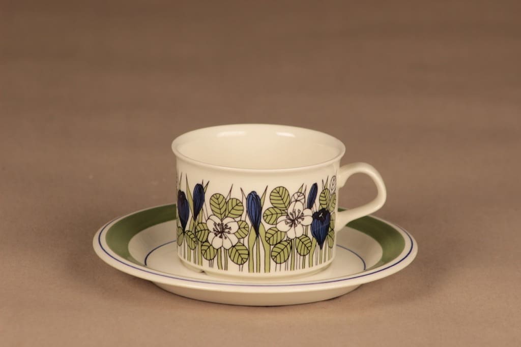 Arabia Krokus teekuppi ja lautaset(2), vihreä, sininen, suunnittelija Esteri Tomula, serikuva, kukka kuva 2