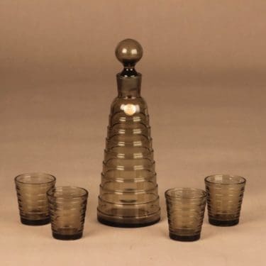 Karhula Bölgeblick karahvi ja 4 lasia, oliivinvihreä, 1+4 kpl, suunnittelija Aino Aalto,