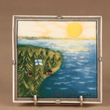 Arabia HLS seinälautanen, Oi Kotimaani Suomi, suunnittelija Heljä Liukko-Sundström, Oi Kotimaani Suomi, mökki, lippu, järvi