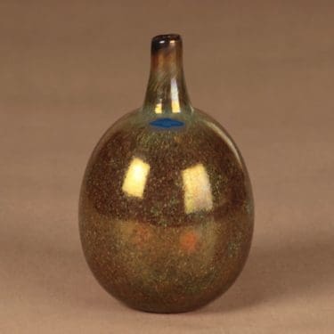 Nuutajärvi Mansikkapaikka koristepullo, signeerattu, suunnittelija Oiva Toikka, signeerattu