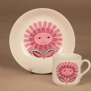 Arabia Daisy muki ja lautanen, punainen, 2 kpl, suunnittelija Esteri Tomula, Satu-aihe