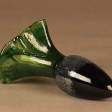 Nuutajärvi Lasinen kasvimaa Taide-esine, Sokerinauris, suunnittelija Oiva Toikka, Sokerinauris, signeerattu, numeroitu