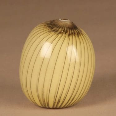 Nuutajärvi Taide-esine, Pähkinä, suunnittelija Oiva Toikka, Pähkinä, signeerattu, tilaustyö