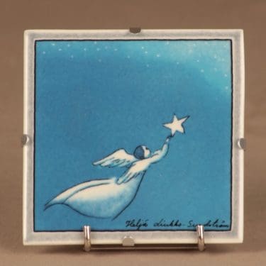 Arabia HLS seinälaatta, Enkeli lentää, suunnittelija Heljä Liukko-Sundström, Enkeli lentää