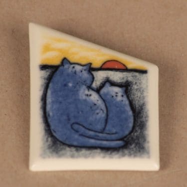 Arabia HLS rintakoru, Lempiväiset, suunnittelija Heljä Liukko-Sundström, Kiitos, kissa