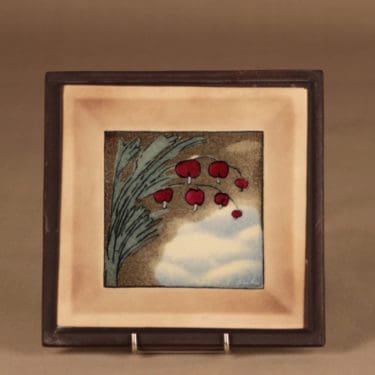 Arabia HLS seinälaatta, Särkynyt sydän, suunnittelija Heljä Liukko-Sundström, Särkynyt sydän, kukka