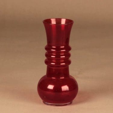 Riihimäen lasi Kielo maljakko, punainen, suunnittelija Tamara Aladin,