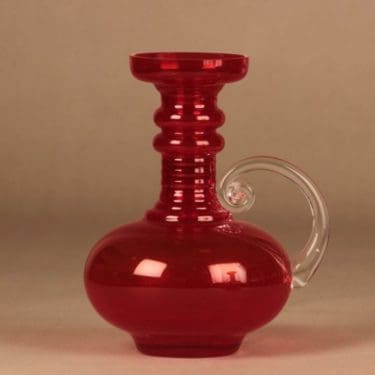 Riihimäen lasi Kleopatra maljakko, punainen, suunnittelija Tamara Aladin,