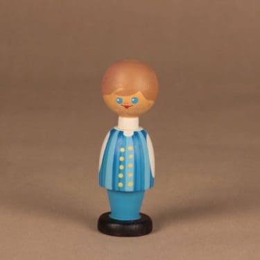 Kupittaan Savi figuuri, poika, suunnittelija Okki Laine, poika, kansallispuku