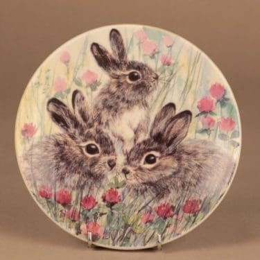 Arabia Fauna seinälautanen, Puput, suunnittelija Tuula Lappalainen, Puput